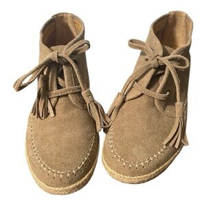 NEW Crown Vintage Tan Suede Fringe Moccasin Wedge Booties Boho Ankle Boots Sz 8